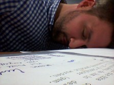 Mit dem Kopfschmerz ist meist eine Müdigkeitsattacke verbunden